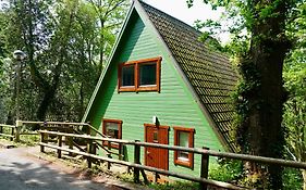 Spacious Hazel Bank Lodge For 4 With Hot Tub & Tree-Level Views